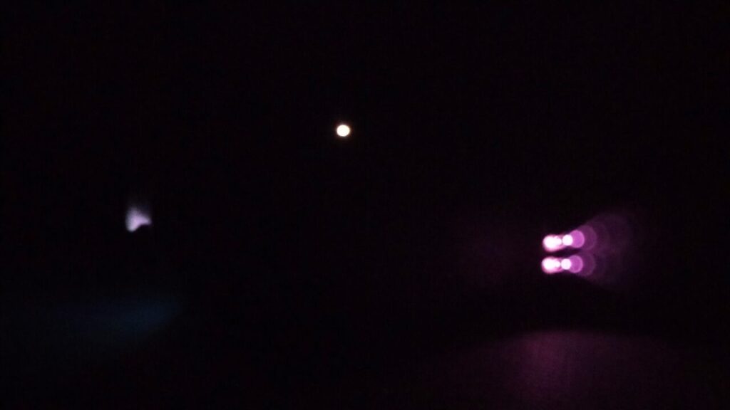 真っ暗なところで「
赤外線ライトナイトビジョンイルミネーター」を接続したメタクエスト2を撮影